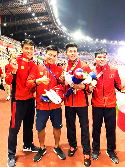 Trần Nhật Hoàng (phải) cùng thành viên đội tuyển điền kinh quốc gia đoạt huy chương vàng nội dung tiếp sức 4 x 400m nam tại SEA Games 30. Nguồn: fb Huấn luyện viên Nguyễn Thị Bắc