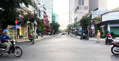Công an phong tỏa hiện trường, điều tra vụ giết người trước quán bar  trên đường Trần Quang Khải, Nha Trang.    