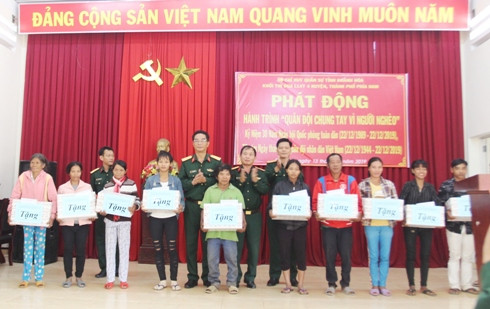 Tặng quà cho các hộ nghèo, gia đình chính sách xã Sơn Bình.