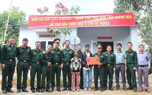 Trao tượng trưng số tiền hỗ trợ sửa nhà cho hộ nghèo xã Sơn Bình.