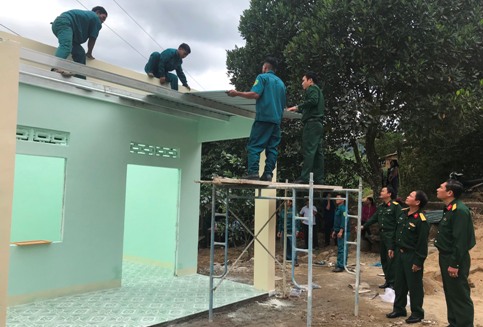 Cán bộ, chiến sĩ sửa chữa nhà cho hộ nghèo xã Thành Sơn.