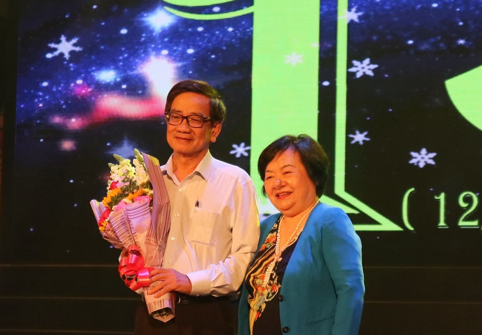 Bà Lê Thị Bích Thoa tặng hoa cho đại diện Sở Giáo dục và Đào tạo. 