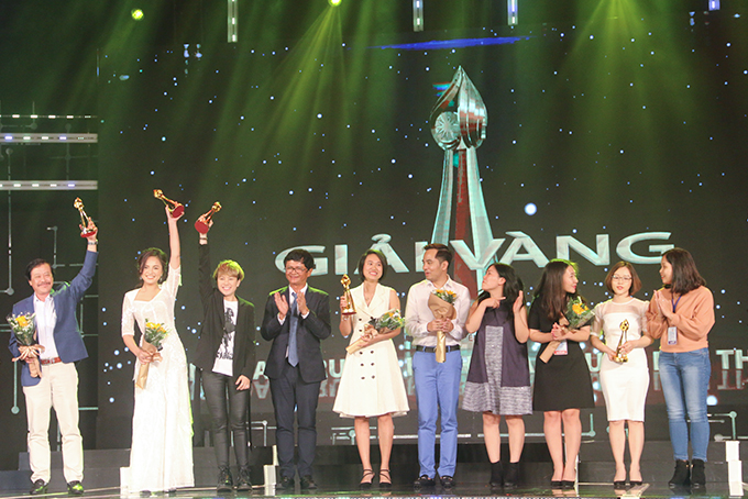 Crew of television drama “Come home, my dear children” receiving special prize