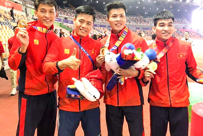 Tran Nhat Hoang (right) and his teammates win gold in men’s 4x400m relay (Source: Coach Nguyen Thi Bac’s Facebook account)