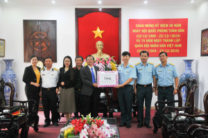 Lãnh đạo Uỷ ban MTTQ Việt Nam tỉnh thăm các đơn vị quân đội
