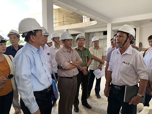 Đồng chí Lê Hữu Hoàng (bên trái) kiểm tra tiến độ dự án Nhà ở xã hội Nha Trang
