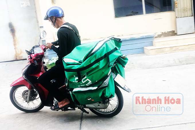 Dân "cày đường nhựa"