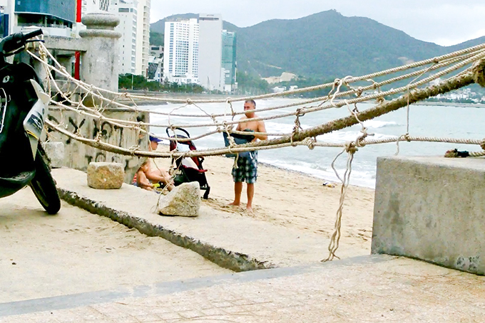 Giăng dây thừng cấm biển gây phản cảm