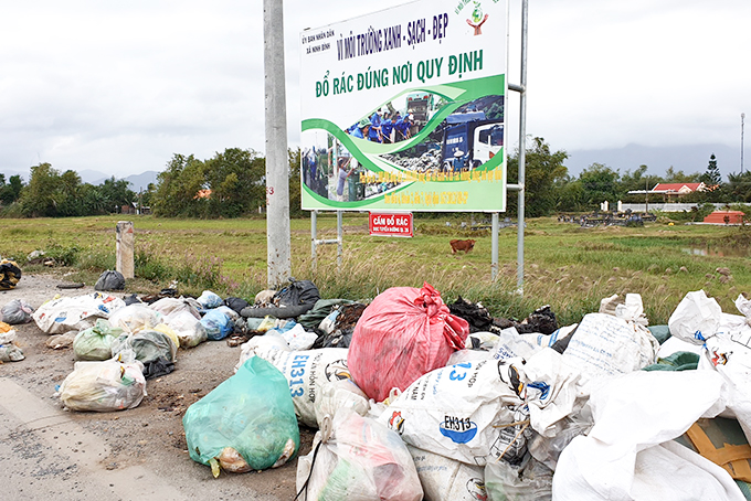 Rác thải tràn ra đường tránh Ninh Hòa