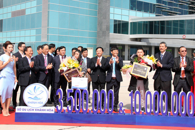  Lãnh đạo tỉnh Khánh Hòa và  Tổng Công ty Cảng Hàng không  Việt Nam, Cảng HKQT Cam Ranh trao hoa và bằng chứng nhận cho 2 vị khách 