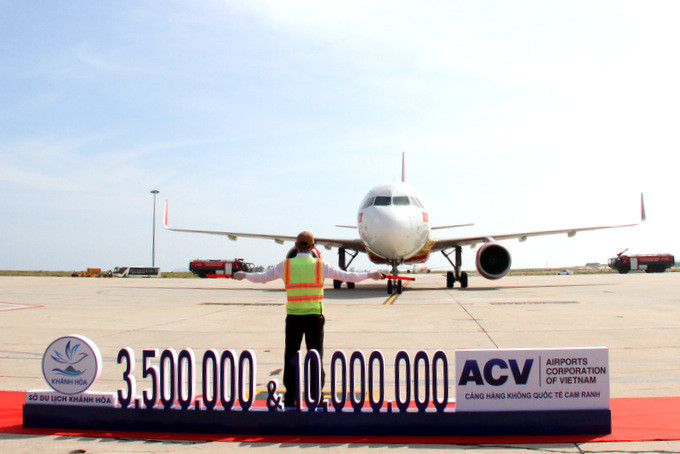   Khách du lịch quốc tế  thứ 3,5 triệu và hành khách thứ 10 triệu qua cảng HKQT Cam Ranh đi chung chuyến bay huyến bay VJ837 của Vietjet Air 