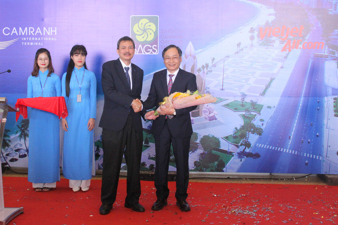 Ông Nguyễn Đắc Tài tặng hoa  chúc mừng Tổng Công ty Hàng không Việt Bam về sự phát triển của Cảng HKQT Cam Ranh