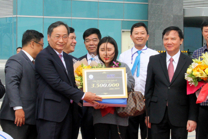  Lãnh đạo tỉnh Khánh Hòa tặng hoa và trao bằng chứng nhận vị khách quốc tế thứ 3,5 triệu cho cô Jung Yo Hee