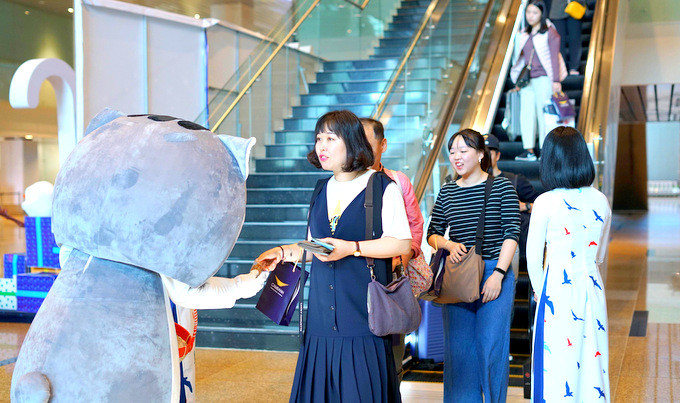 Nhân viên Công ty Cổ phần Nhà ga Quốc tế Cam Ranh chào đón hành khách của Air Seoul