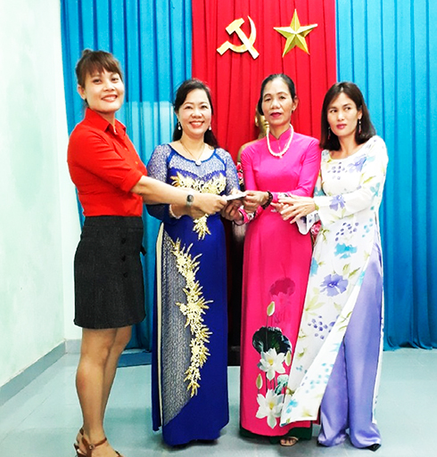 Bà Ngọc (thứ 2 từ trái sang) trao hỗ trợ kinh phí cho hội viên, phụ nữ  có hoàn cảnh khó khăn của chi hội.