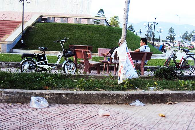 Cần có thùng thu gom rác nơi công viên