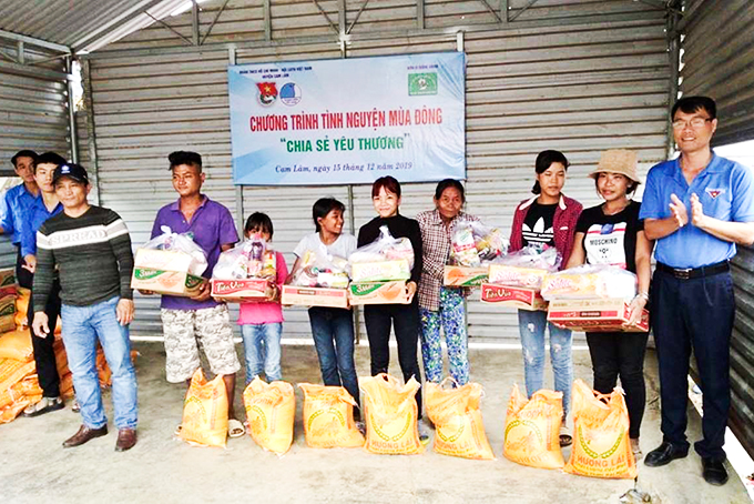 Trao 30 suất quà cho hộ gia đình dân tộc thiểu số