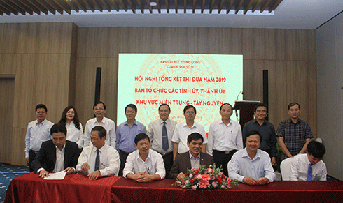Lãnh đạo Ban Tổ chức các Tỉnh ủy, Thành ủy trong khu vực Miền Trung - Tây Nguyên ký kết giao ước thi đua năm 2020