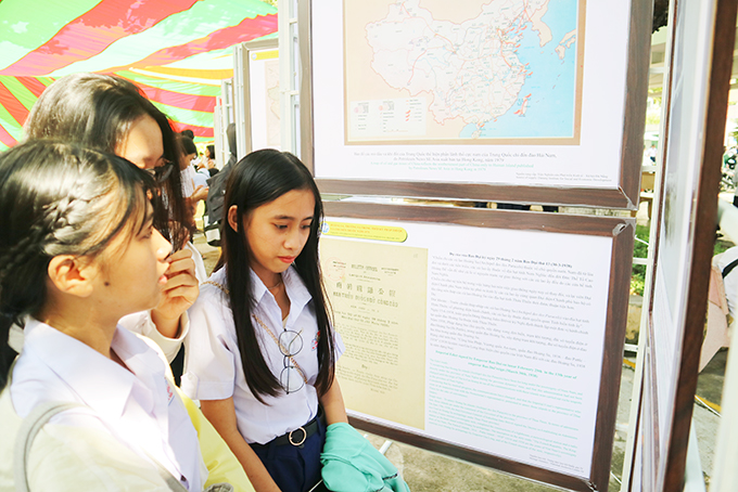 Học sinh Trường THPT Nguyễn Văn Trỗi (TP. Nha Trang) tham quan triển lãm các tư liệu, bản đồ về Hoàng Sa, Trường Sa.