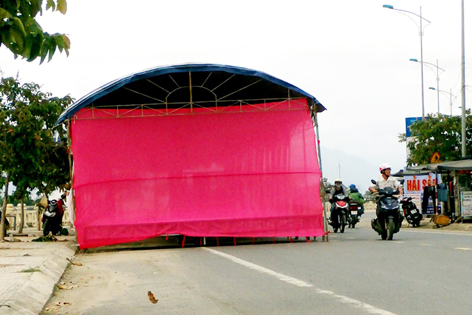 Dựng rạp cưới trên lòng đường!