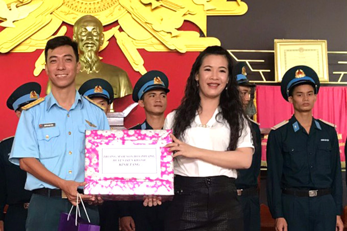 Đại diện Trường Mầm non Hoa Phượng tặng quà cho cán bộ chiến sỹ Trường Sỹ quan Không quân.