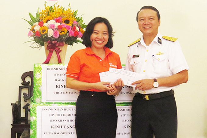 Bà Thái Thị Lệ Hằng - Phó Tổng Biên tập Báo Khánh Hòa  trao tặng quà cho đại diện Lữ đoàn 146.