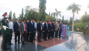 Lãnh đạo tỉnh Khánh Hoà viếng và đặt vòng hoa tại Nghĩa trang liệt sĩ Hòn Dung