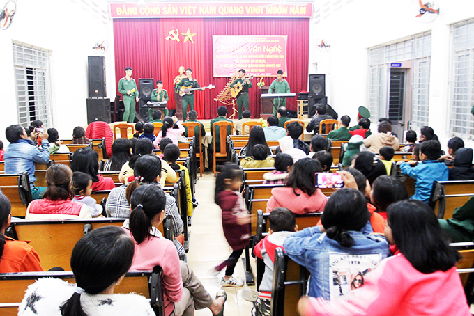 Ban nhạc Bộ đội Khánh Hòa biểu diễn phục vụ người dân. 
