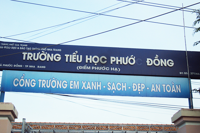 Bảng hiệu tên trường bị rơi chữ