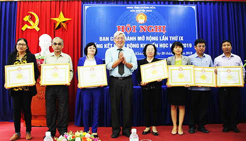 ): Đại diện các tập thể đón nhận bằng khen của Trung ương Hội Khuyến học Việt Nam.