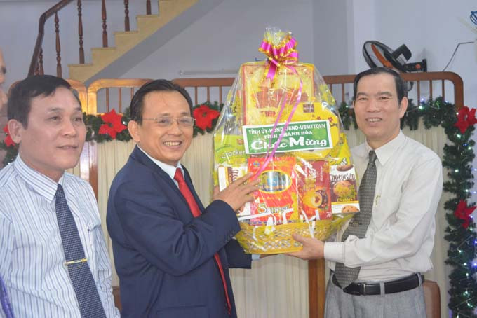 Ông Lê Hữu Hoàng - Phó Chủ tịch UBND tỉnh Khánh Hòa tặng quà cho đại diện Tin lành tỉnh Khánh Hòa.
