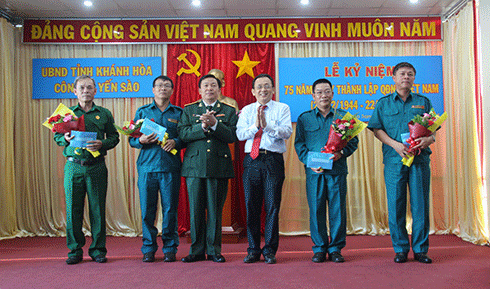 Ông Lê Hữu Hoàng cùng lãnh đạo Bộ Chỉ huy Quân sự tỉnh trao phần thưởng cho các tập thể xuất sắc 
