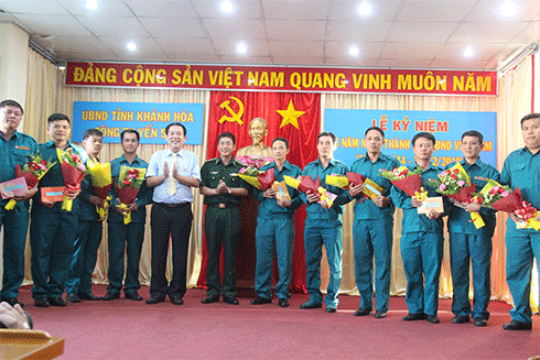 Ông Nguyễn Anh Hùng - Tổng Giám đốc Công ty Yến sào Khánh Hòa trao thưởng cho các cá nhân
