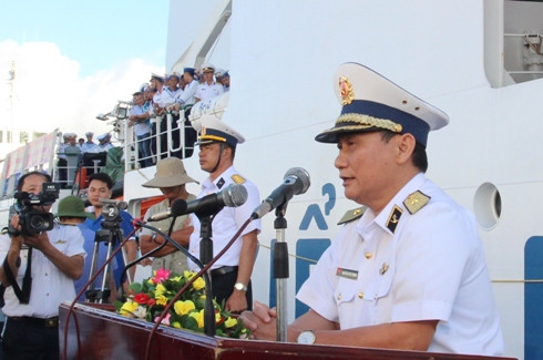 Chuẩn Đô đốc Nguyễn Đức Vượng - Chính ủy Vùng 4 Hải quân phát biểu động viên đoàn công tác trước lúc lên đường làm nhiệm vụ.