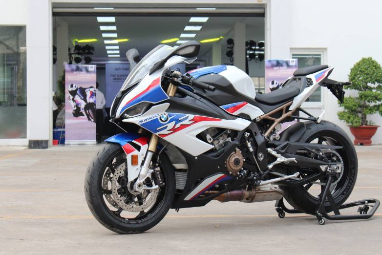 Superbike BMW S1000RR giá 1,1 tỷ cập bến Việt Nam
