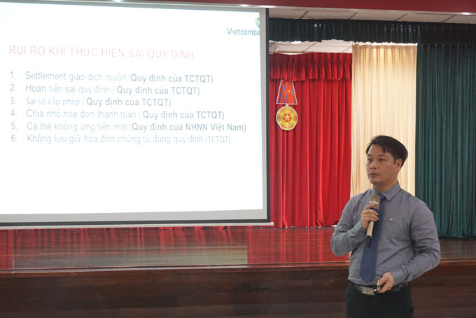 Lãnh đạo Vietcombank Khánh Hòa thông tin về các rủi ro trong hoạt động thanh toán thẻ.