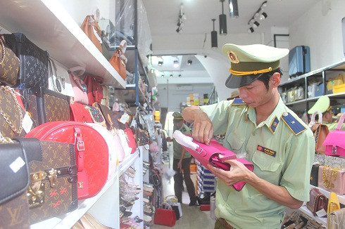 Đội Quản lý thị trường số 1 kiểm tra mặt hàng túi xách của cửa hàng 96 Quang Trung. 