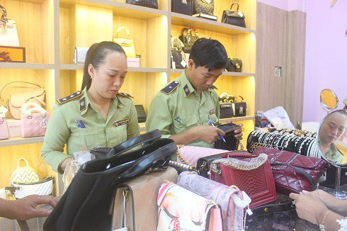 Đội Quản lý thị trường số 1 thu giữ túi xách có dấu hiệu giả các thương hiệu nổi tiếng được bảo hộ tại cửa hàng 201 Nguyễn Thị Minh Khai.