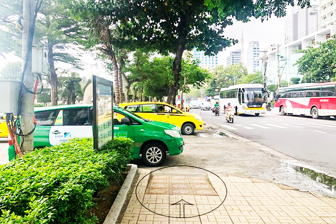 Xe đậu chắn lối đi của người khuyết tật