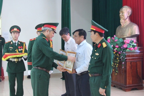 Đại tá Ngô Quang Trung - Chỉ huy trưởng Bộ CHQS tỉnh Khánh Hòa trao Bằng khen của Bộ Quốc phòng cho các tập thể, cá nhân.