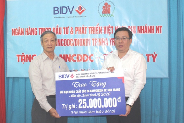 Đại diện BIDV chi nhánh Nha Trang trao tượng trưng số quà Tết cho nạn nhân chất độc da cam thành phố.