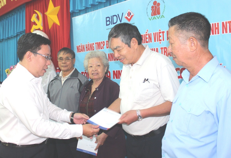 Đại diện BIDV chi nhánh Nha Trang trao quà Tết cho các nạn nhân da cam TP. Nha Trang.