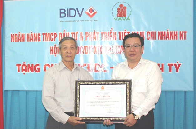 Đại diện Hội Nạn nhân chất độc da cam/dioxin TP. Nha Trang trao thư cảm ơn cho BIDV chi nhánh Nha Trang.