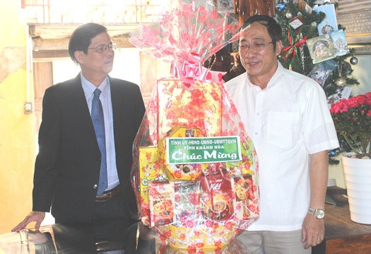 Ông Nguyễn Tấn Tuân (bên trái) thăm, tặng quà và chúc mừng tại giáo xứ Phù Sa.