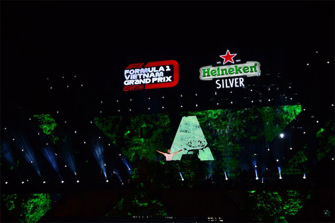  DJ Số 1 Thế giới Armin Van Buuren mang đến những phần trình diễn thăng hoa cho hàng nghìn khán giả có mặt tại sự kiện “Khởi động Formula 1 Việt Nam Grand Prix” 