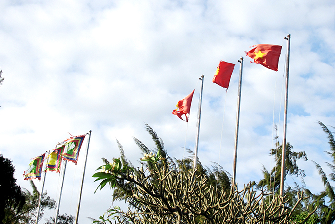 Cần thay mới cờ ở công viên