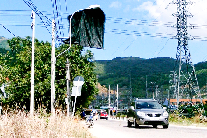 Tấm bạt "phi thân" lên cột điện