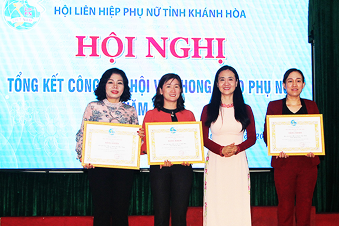 Các tập thể nhận bằng khen của  Trung ương Hội Liên hiệp Phụ nữ Việt Nam.