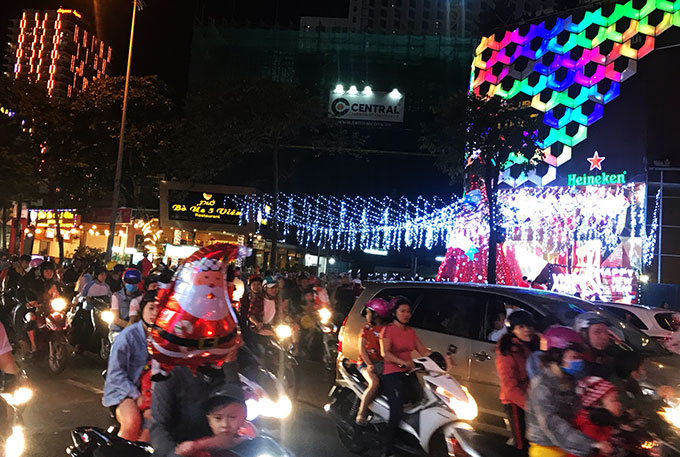 Crowded street in Nha Trang on December 24