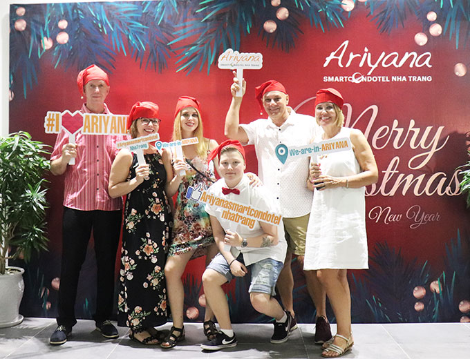 Many big hotels in Nha Trang hold Christmas feast for their guests (Photo: Foreign tourists celebrating Christmas at Ariyana Smart Condotel Nha Trang)